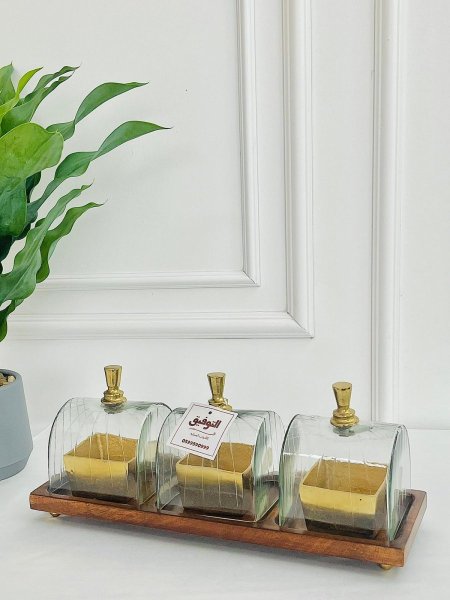 مضيفة للمكسرات مع غطا خشب ونحاس هندي