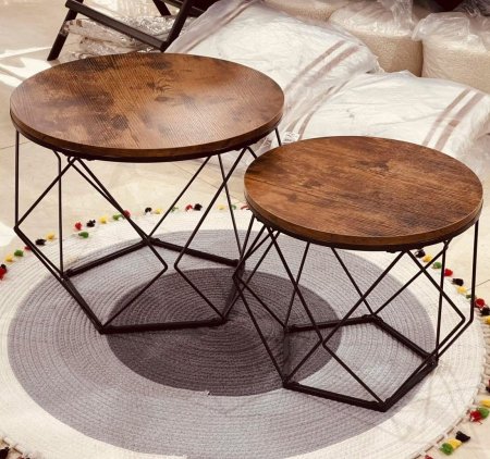 طاولة وسط قطعتين قفص