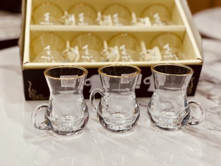 طقم شاي على 12 مع حيف ذهبي
