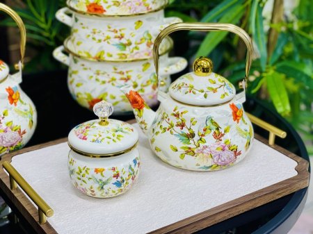 أبريق شاي مع سكرية توتيا