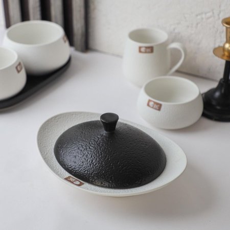 مضيفة حجر ابيض واسود